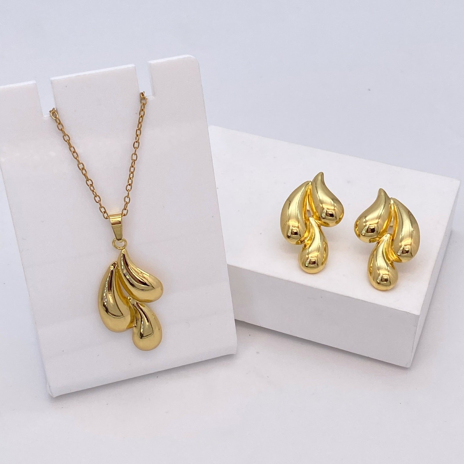 Classic Solitaire Radiance Pendant Set