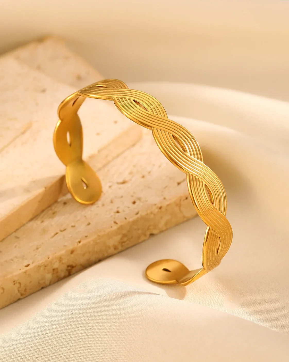 Classic Radiant Gold Polished Handcuff