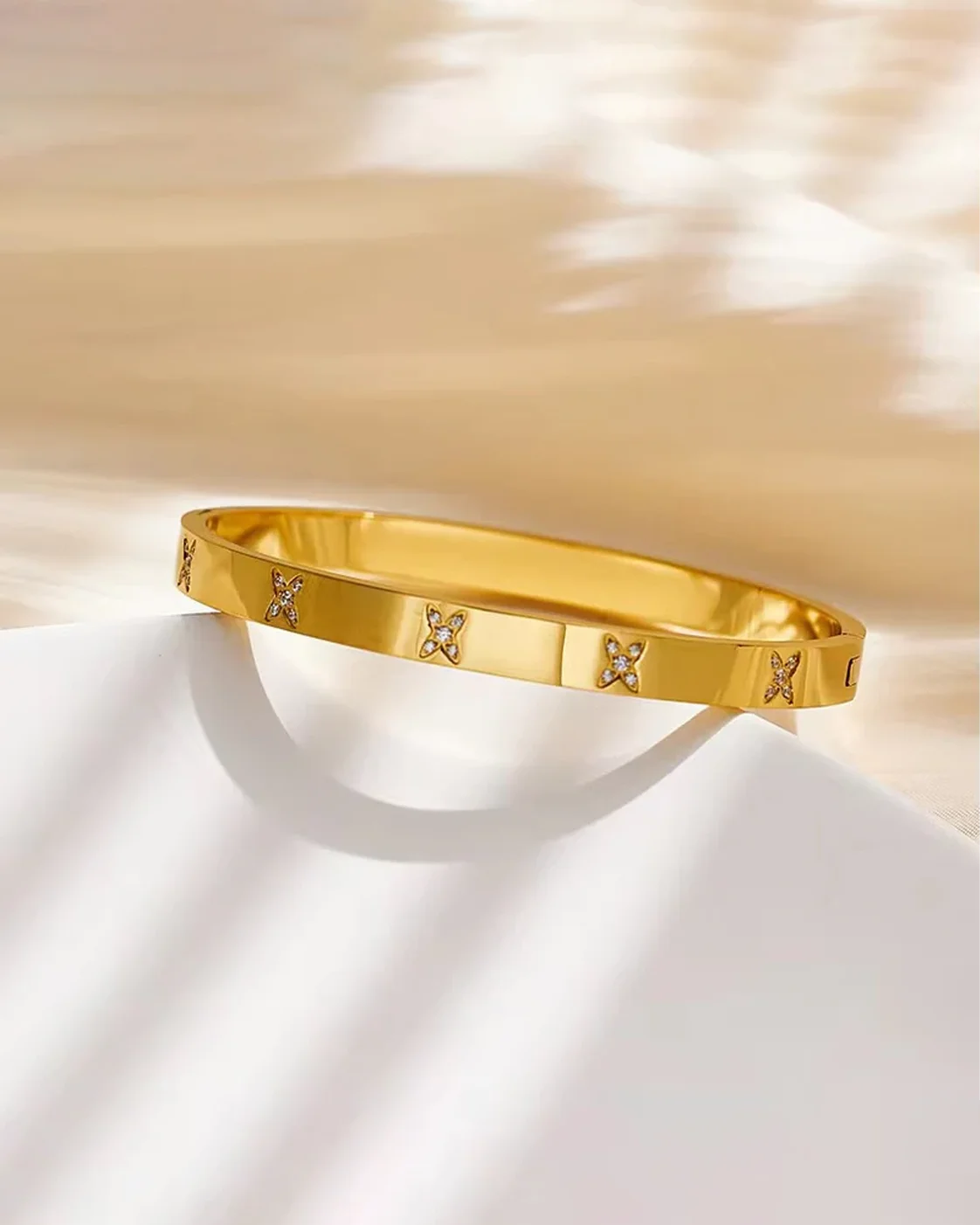 Infinity Loop Majestic Glow Gold Handcuff
