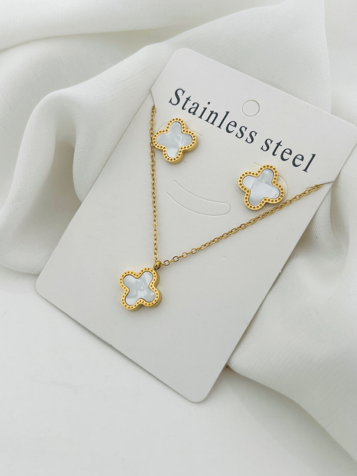 Minimalist Mother of Pearl Shimmering Clover